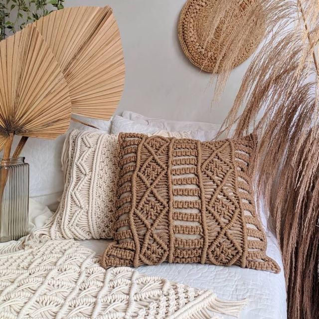 Gối ôm macrame: Tạo điểm nhấn cho bộ sofa ngày Tết